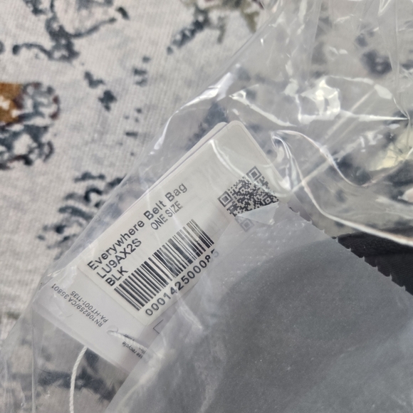 Lululemon Everywhere Belt Bag Black with Silver Hardware NWT in BAG LU9AX2S - Picture 4 of 5